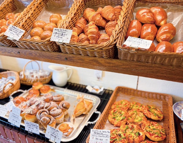材料にこだわり常時30~50種類のパンを提供。ワクワク感も演出する